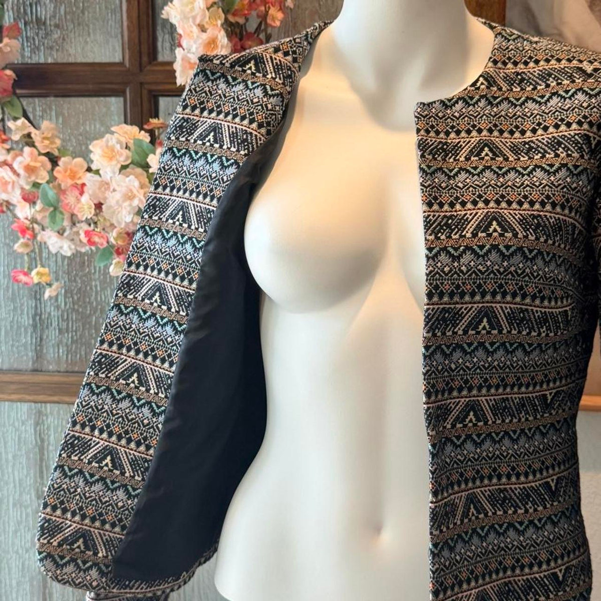 0098 Tahari black, white, and beige geometric patterned elegant boho jacket